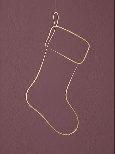 Elegante gouden kerstsok op een achtergrond van Dusty Rose