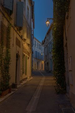 Straatje in Arles, Provence, Frankrijk en Werelderfgoed van Maarten Hoek