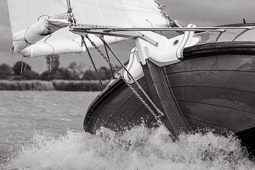 Boeg van een skûtsje – stoere zwart-wit close-up