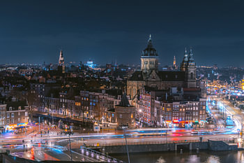 Avond over Amsterdam Centraal – Sint-Nicolaaskerk en Schreierstoren
