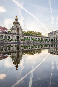 Spiegeling in een vijver in de Dresdener Zwinger in Dresden van Fotos by Jan Wehnert