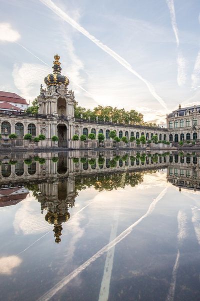 Spiegeling in een vijver in de Dresdener Zwinger in Dresden van Fotos by Jan Wehnert