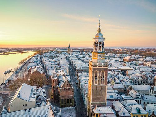 Stadsgezicht Kampen aan de IJssel tijdens een koude winterzonsopgang