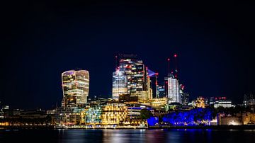 Skyline van Londen bij nacht van Michael Fousert