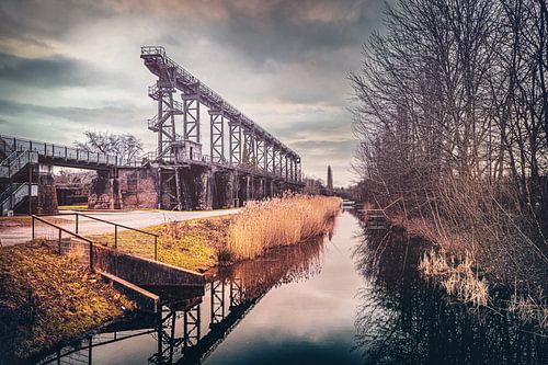 Staalfabriek en promenade langs de Alte Emscher kolenmijn en staalfabriek in het landschapspark