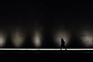 Female in front of the light of the Van Gogh museum von Leon Doorn