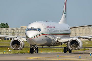 Eine Boeing 737-800 der Royal Air Maroc rollt zur Startbahn. von Jaap van den Berg