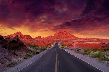 Dramatische zonsondergang over eindeloze weg in de Valley of Fire State Park van Jos van den berg