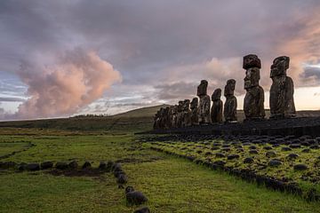 Tongariki Moai bij zonsopgang, Rapa Nui Paaseiland van Karsten Wrobel