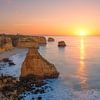 Lever du soleil à Praia da Marinha, en Algarve, au Portugal sur Henk Meijer Photography