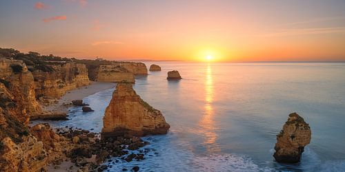 Zonsopkomst bij Praia da Marinha in de Algarve, Portugal