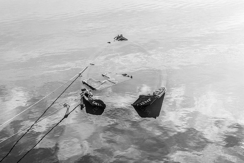 Gezonken bootje (zwart-wit, abstract) van Fotografie Jeronimo