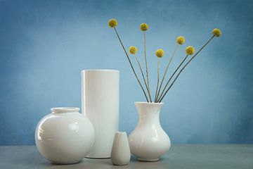 Stillleben mit gelben Blümen und weißen Vasen, Allium Sphaerocephalon
