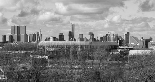 Le stade Feijenoord De Kuip à Rotterdam avec vue sur le centre-ville