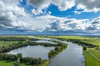 IJssel-Landschaft mit Wolken darüber