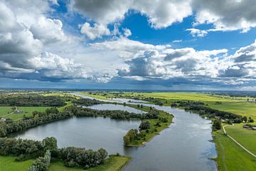 IJssellandschap met wolken erboven