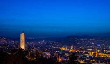 Duitsland, Stuttgart, Blauwe nachthemel over skyline van huizen van adventure-photos