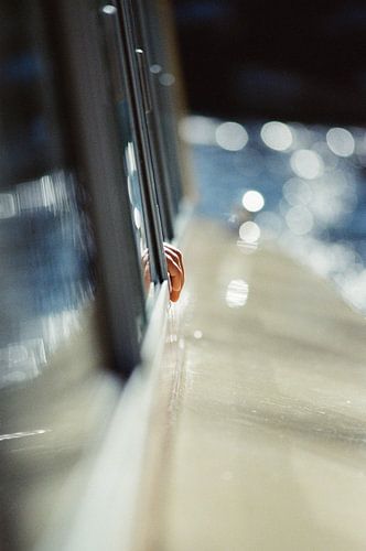 Close-up van een hand op een rondvaartboot. van Kathy Orbie