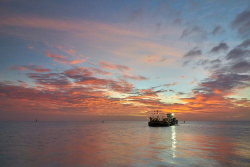 Baggerschip bij de haven van Oudeschild Texel tijdens zonsopkomst