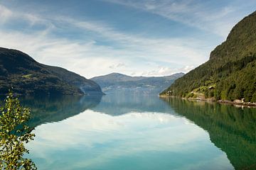 Meer met bergen in Noorwegen van Karijn | Fine art Natuur en Reis Fotografie