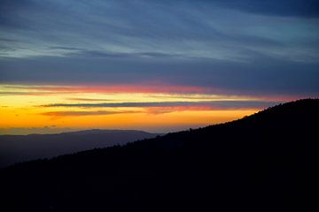 Zonsondergang Eucalyptusheuvels Talasnal Portugal van Laura Krol