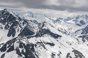 Canada, Rocky Mountains vanuit de lucht gezien van Inge van den Brande