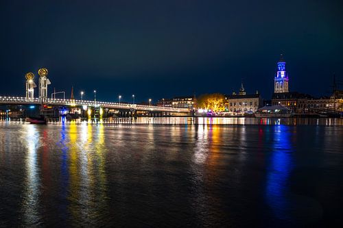 Kampen avondpanorama van de skyline aan de IJssel