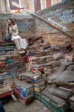 Venedig - Büchertreppe in der Buchhandlung „Acqua Alta“ von t.ART