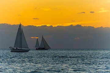 Verenigde Staten, Florida, Zeilboten in oranje zonsondergang bij key west van Simon Dux