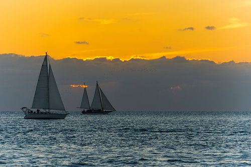 USA, Floride, Voiliers dans un coucher de soleil orange à Key West