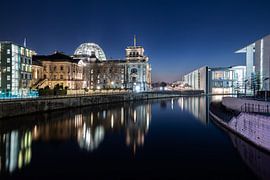 Reichstaggebouw Berlijn in het blauwe uur van Frank Herrmann