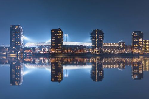 Het Feijenoord Stadion in Rotterdam in reflectie