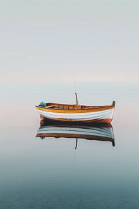 Boot spiegelt im Wasser