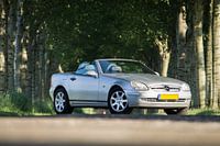 Zilveren Mercedes-Benz SLK cabriolet met het dak open