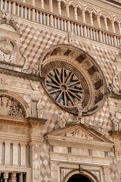 Santa Maria Maggiore zur goldenen Stunde - Kirche in Italien, Bergamo von Laura Visser - traveling art