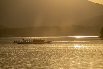 Zonsondergang op de Mekong bij Luang Prabang van Walter G. Allgöwer