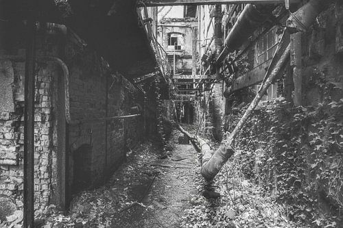 Verfallene Gasse im Maschinenherz von Marcel Hechler