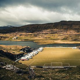 Terrain de football avec camping aux îles Féroé sur Expeditie Aardbol