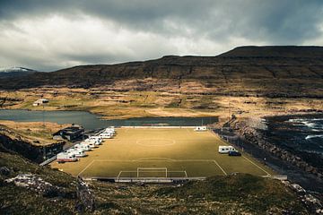 Voetbalveld met camping op de Faeröer Eilanden van Expeditie Aardbol