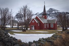L'église de Flakstad se dresse fièrement au milieu du paysage enneigé des Lofoten sur PhotoCluster