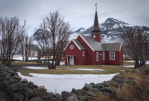 De kerk van Flakstad staat trots te midden van het besneeuwde landschap van Lofoten