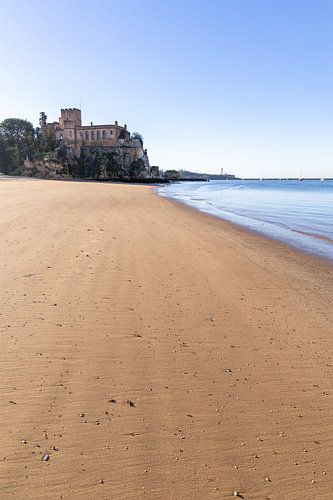Zandstrand Praia da Angrinha met uitzicht op het kasteel Castelo de Ferragudo. Ochtend in de baai van Portimāo, Ferragudo, Algarve, Portugal