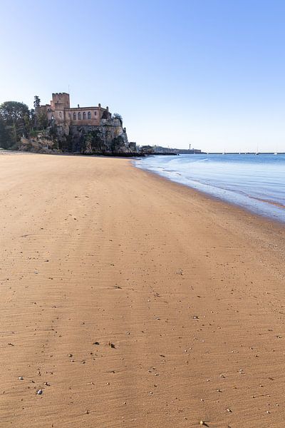Zandstrand Praia da Angrinha met uitzicht op het kasteel Castelo de Ferragudo. Ochtend in de baai van Portimāo, Ferragudo, Algarve, Portugal van Fotos by Jan Wehnert