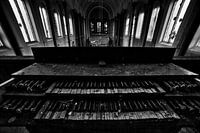 Urbex orgel in een verlaten kerk. zwart wit.