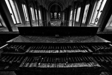 Urbex orgel in een verlaten kerk. zwart wit. van Dyon Koning
