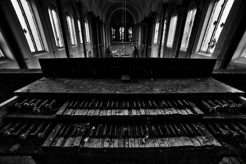 Urbex orgel in een verlaten kerk. zwart wit.