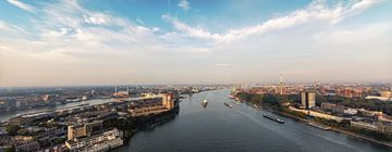 Panorama Rotterdam en de maas van Ilya Korzelius