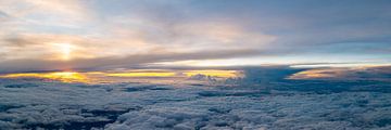 Zonsondergang boven de wolken van Denis Feiner