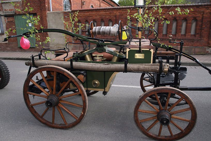 Ancienne pompe à main de pompiers par Matthias Frank