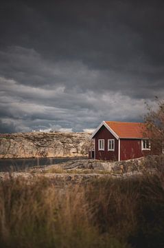 Zweeds huisje in Smögen onder dreigende regenwolken van Thom Aarden